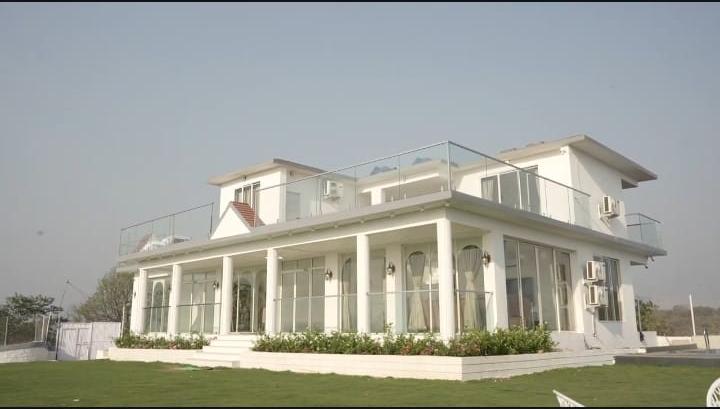 Villa  luxurious   5 BHK
